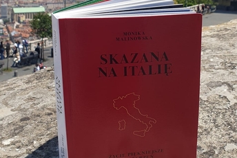 Książka na tle włoskiego krajobrazu