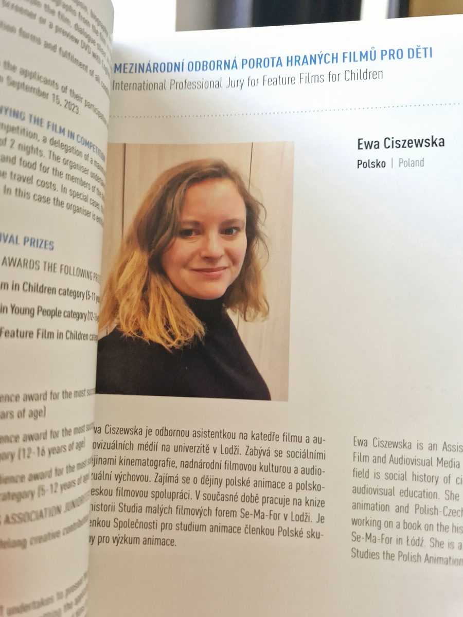 dr Ciszewska na tle plakatu festiwalu
