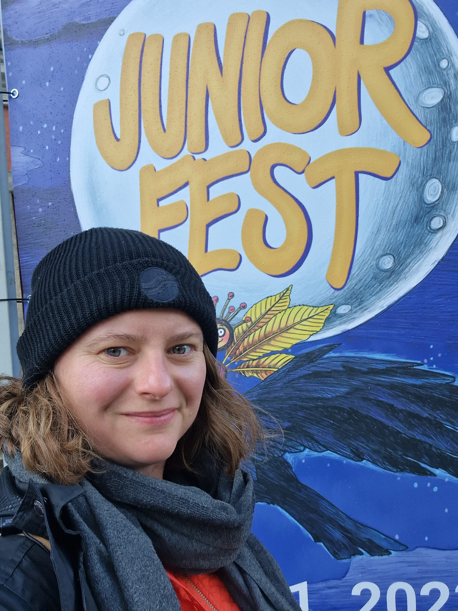 dr Ciszewska na tle plakatu festiwalu