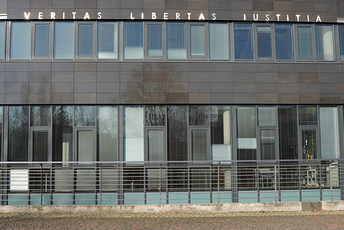 Fasada budynku z napisami Veritas Libertas Iustitia